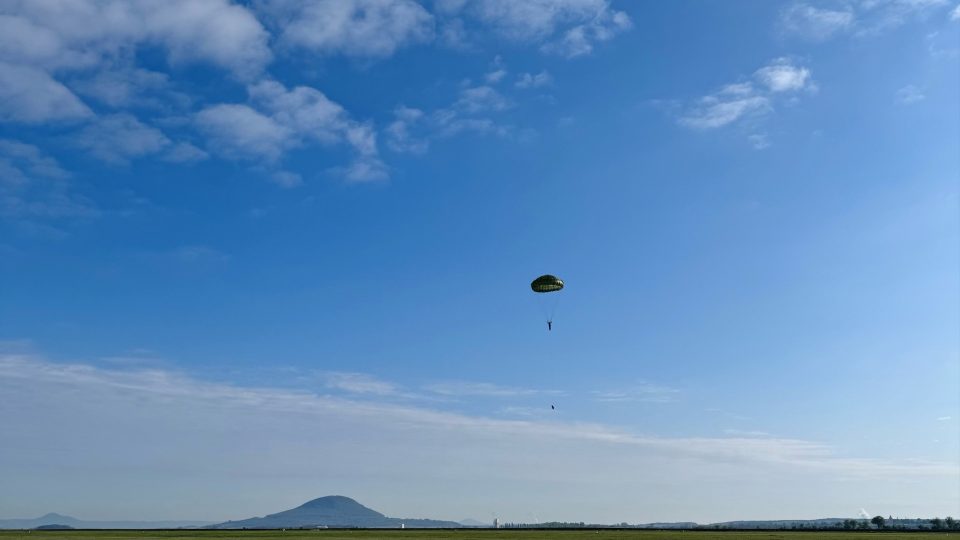 Z letounu CASA vyskočil výsadkář s armádním kulatým padákem