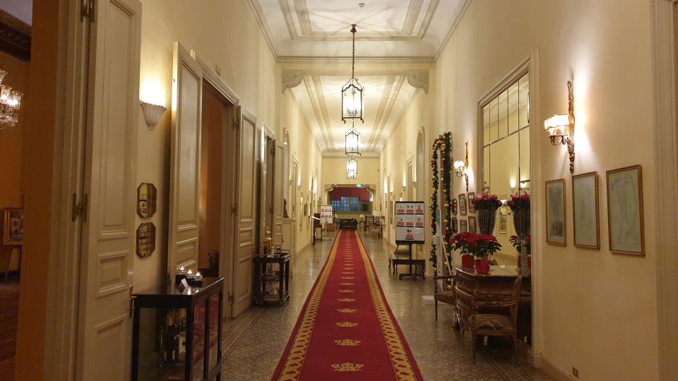 Vysoké stropy na chodbách i v pokojích a obrovské otevřené schodiště z foyer až do druhého patra dodnes láká k návštěvě řadu státníků