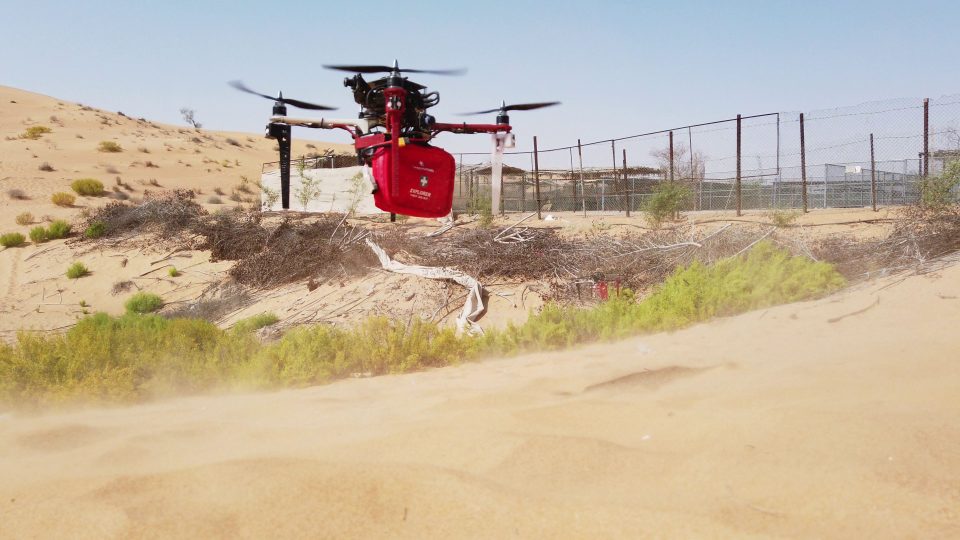 Nedávno experti ze skupiny multirobotických systémů testovali drony na poušti ve Spojených arabských emirátech. Cílem bylo vyhledat osoby v nouzi, přistát a předat jim balíček první pomoci