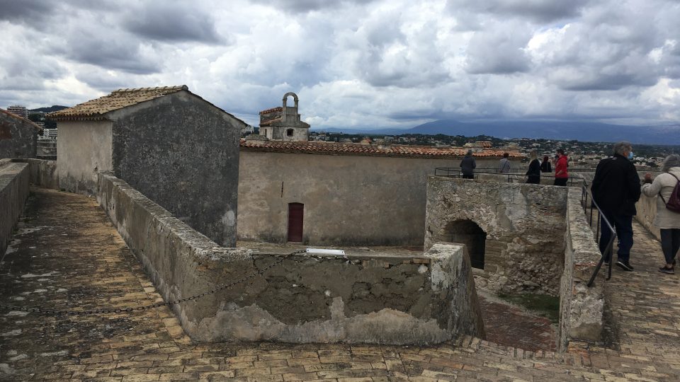 Pevnost navrhl vojenský architekt Jean de Renaud. Měla chránit město Antibes a celou francouzskou hranici
