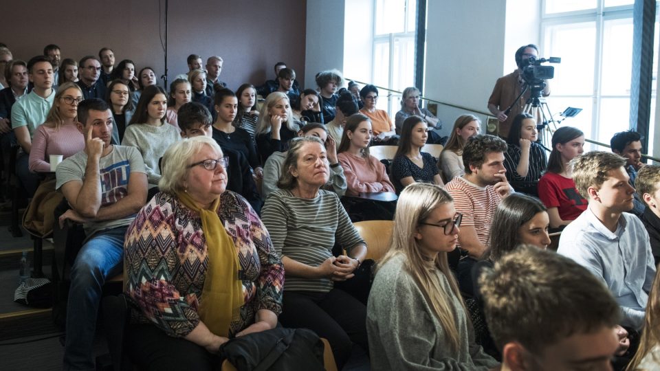 Debata na téma nedůvěra v demokracii se konala v prostorách Fakulty sociálních věd Univerzity Karlovy v Praze