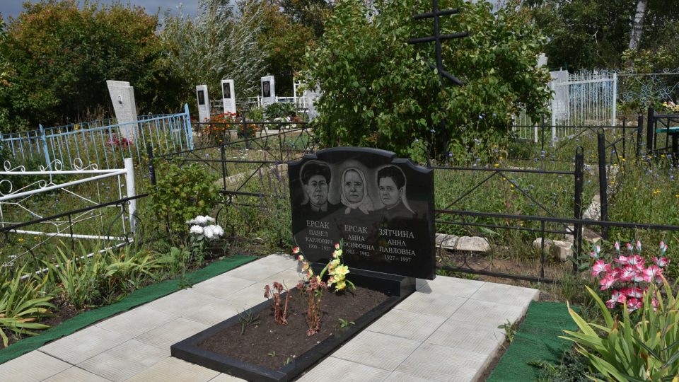 Jména na náhrobcích připomínají rodiny, které se tu osmdesát let potýkaly s drsnou přírodou a ještě drsnějším sovětským komunismem