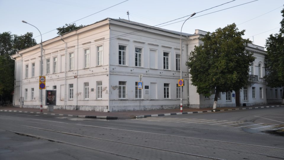 Budova uljanovského gymnázia, kde Leninův otec působil jako učitel i ředitel.