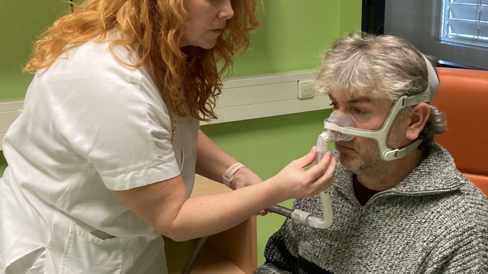 Lujza Zikmund Galková nasazuje pacientovi přetlakovou masku