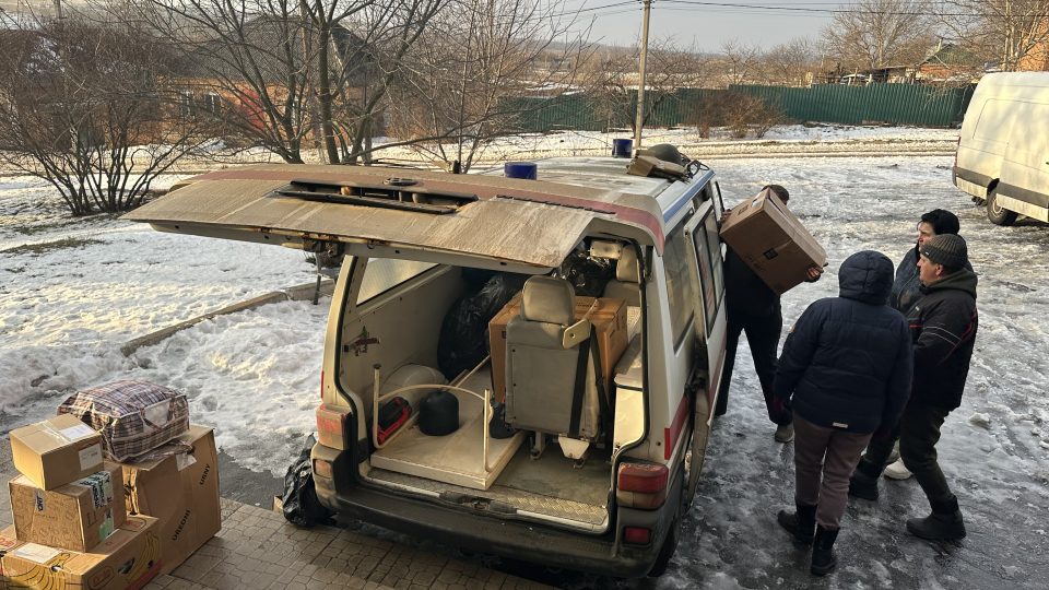 Čeští dobrovolníci pomáhají ukrajinským uprchlíkům s návratem domů