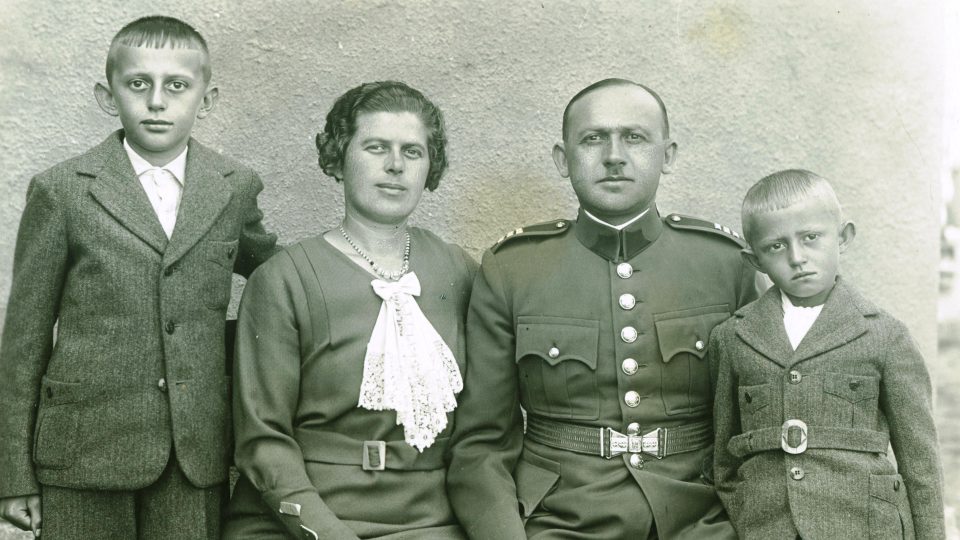 Vrchní strážmistr Karel Kněz, velitel četnické stanice ve Vrbatově Kostelci se svou rodinou. Dlouhé týdny neohroženě spolupracoval s výsadkem Silver A