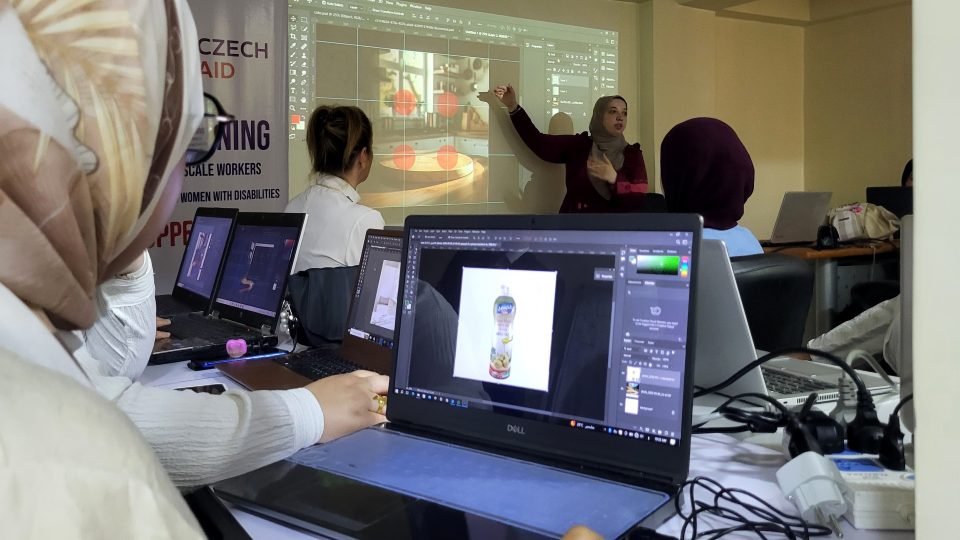 Kurz znamená pro desítky mladých Egypťanek šanci na obživu při práci z domova | foto: Štěpán Macháček, Český rozhlas Kurz znamená pro desítky mladých Egypťanek šanci na obživu při práci z domova