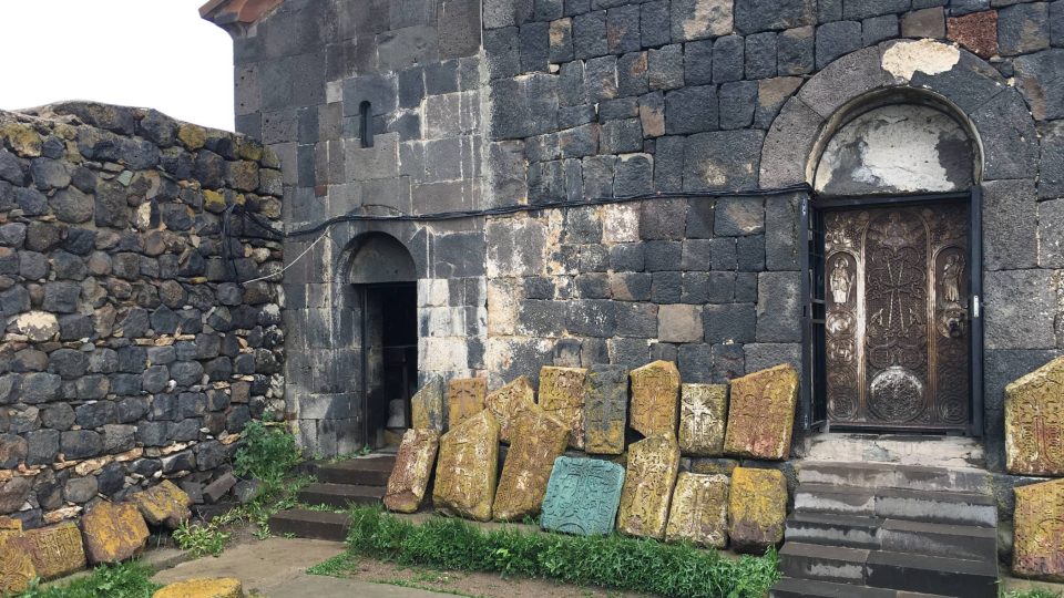 Kamenné náhrobky svědčí o dobách, kdy Arménie čelila nájezdům Arabů