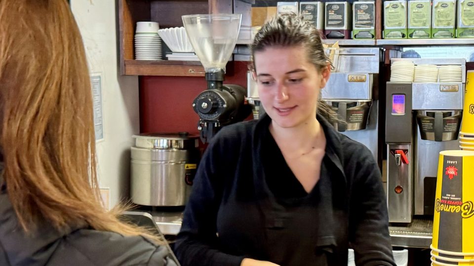 Mikrosvět kavárny na malém městě je Adélin splněný sen