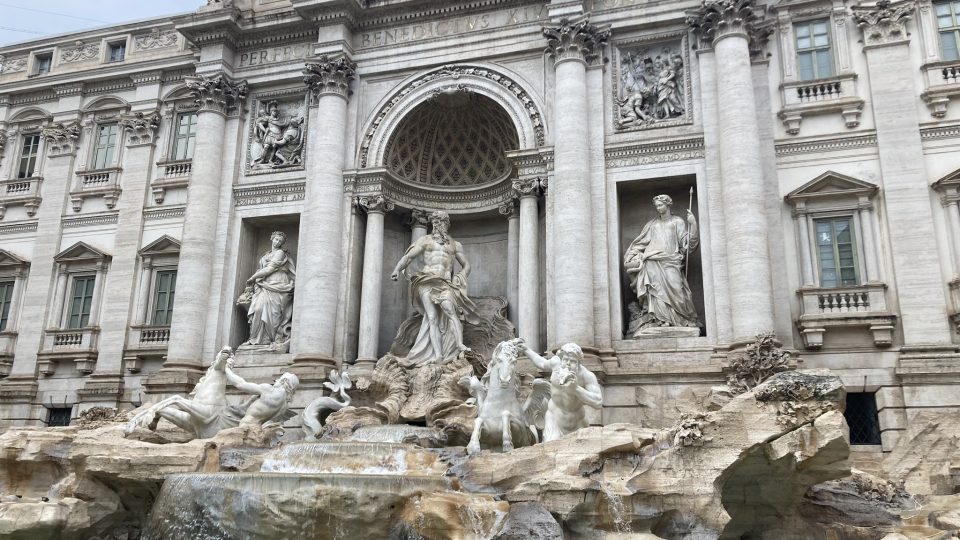 Fontána di Trevi v Římě byla postavena na zakázku papeže Klementa XII. stavitelem Nicolou Salvi na místě původní, méně přitažlivé fontány z 15. století