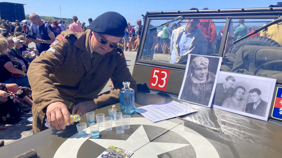 Karel Polata, člen plzeňského klubu vojenského historie, se chystá vzdát hold padlému pilotovi RAF Miroslavu Moravcovi