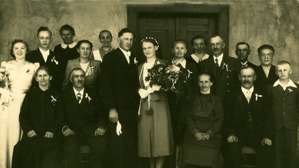 Manželé Josef a Marie Šťulíkovi (na svatební fotografii z roku 1939). On byl zastřelen 2. července 1942, ona přišla o život 17. ledna 1943 v Osvětimi. Jejich dcery Jarmilka a Maruška byly jedinými, kdo vyvraždění Ležáků přežil