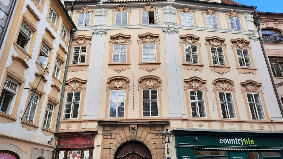 Dům č. 15 v Melantrichově ulici leží v samém centru historické Prahy a bývá v obležení turistů. Tragický příběh rodiny Svatošových, která zde bydlela za války, ale většina z nich nezná