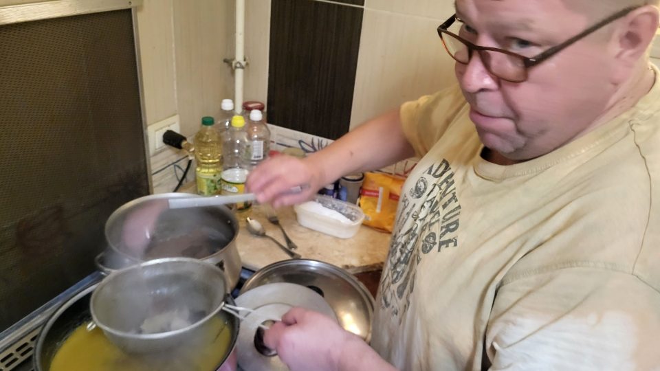 Pavel vaří výborná česká jídla na sporáku ve svém egyptském bytě