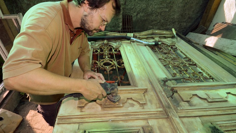 Dušan Thurzo při rekonstrukci historických dveří pro liběchovský mlýn