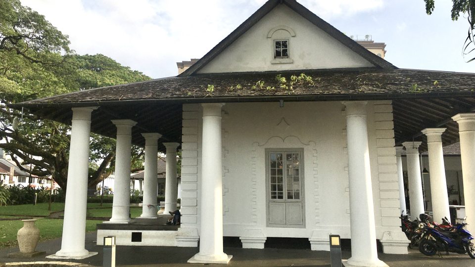 Koloniální budova někdejšího soudu v Kučingu dnes slouží jako turistické infocentrum