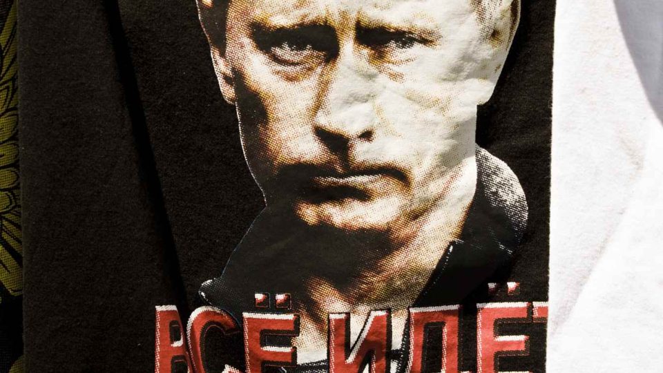 Vše jde podle plánu, hlásá tričko, kterému dominuje obličej ruského prezidenta Vladimira Putina. Lze ho pořídit v Srbsku