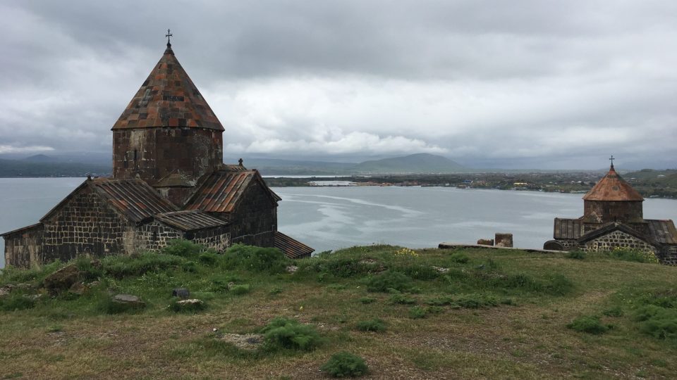 Kostely u jezera Sevan leží ve výšce kolem 2000 m. n. m