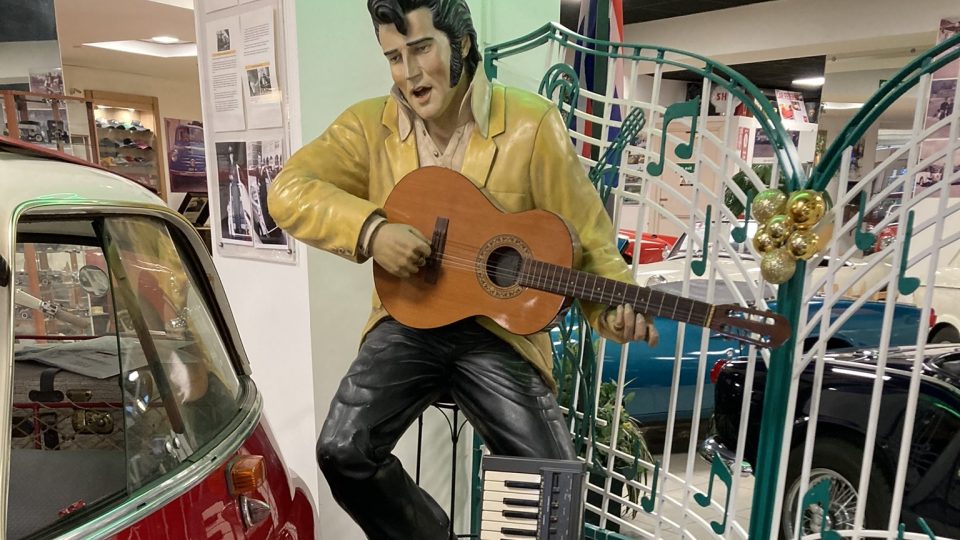 Auta jsou mimo jiné symbolem doby, stejně jako hudební legendy typu Elvise Presleyho