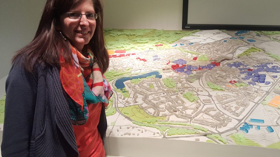 Laetitia Losfeldová z turistického centra nad plastickou mapou Nové Lovaně.