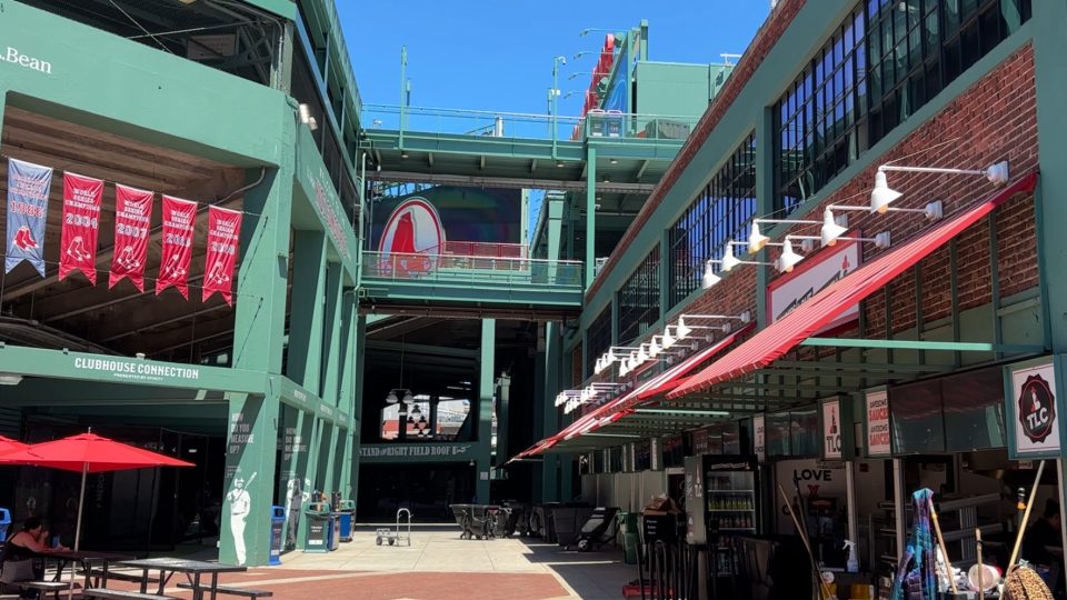 Stadion je doslova vmáčklý do husté zástavby čtvrti Fenway Kenmore