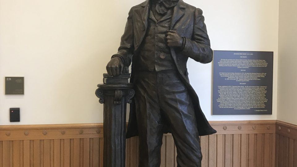 V knihovně Univerzity Brighama Younga najdete mimo jiné sochu Abrahama Owena Smoota, mormonského podnikatele a politika, který jako jeden z prvních provozoval mnohoženství a se šesti ženami měl 24 vlastních a tři adoptované děti