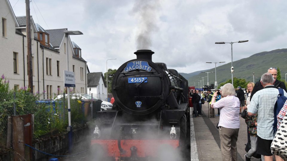 Linka se oficiálně nazývá Jacobite Train, nikdo mu ale neřekne jinak, než vlak Harryho Pottera