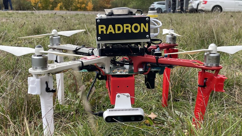 Dron RaDron j e vybavený speciální kamerou, která zdroj radiace nejen vytipuje, ale dokáže ho i přesně lokalizovat