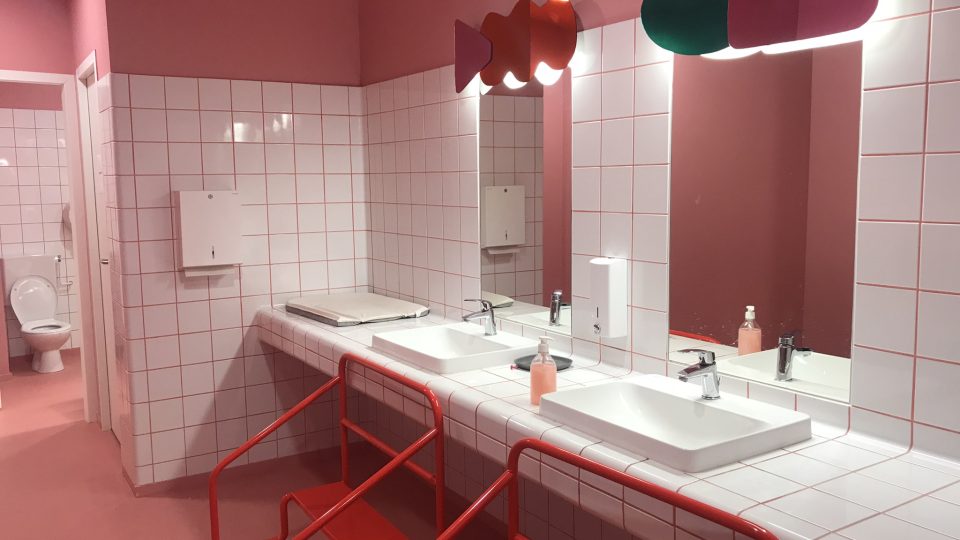 Nejkrásnější a hlavně nejbezpečnější toalety v Clermont Ferrand: nikde žádný roh a podlaha neklouže