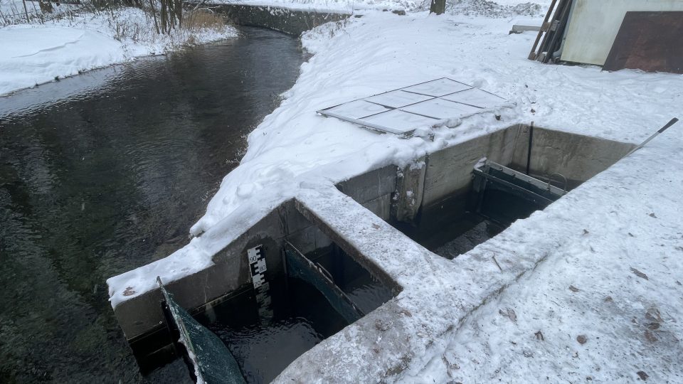 Vodu systém čerpá z řeky Bělé, která protéká jen pár metrů od zasněžovací stanice