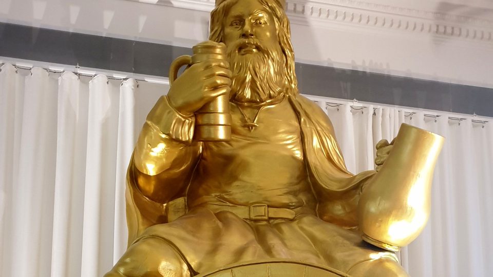 U vchodu návštěvníky vítá obří zlatá socha vousatého krále Gambrina, sedícího rozkročmo na velkém sudu
