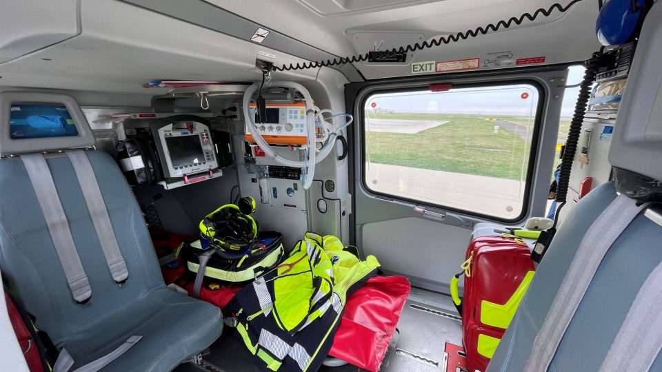 Interiér kabiny záchranářského vrtulníku EC 135. Zdravotníci v něm mají k dispozici vše podstatné pro udržení základních životních funkcí pacienta při převozu do nemocnice