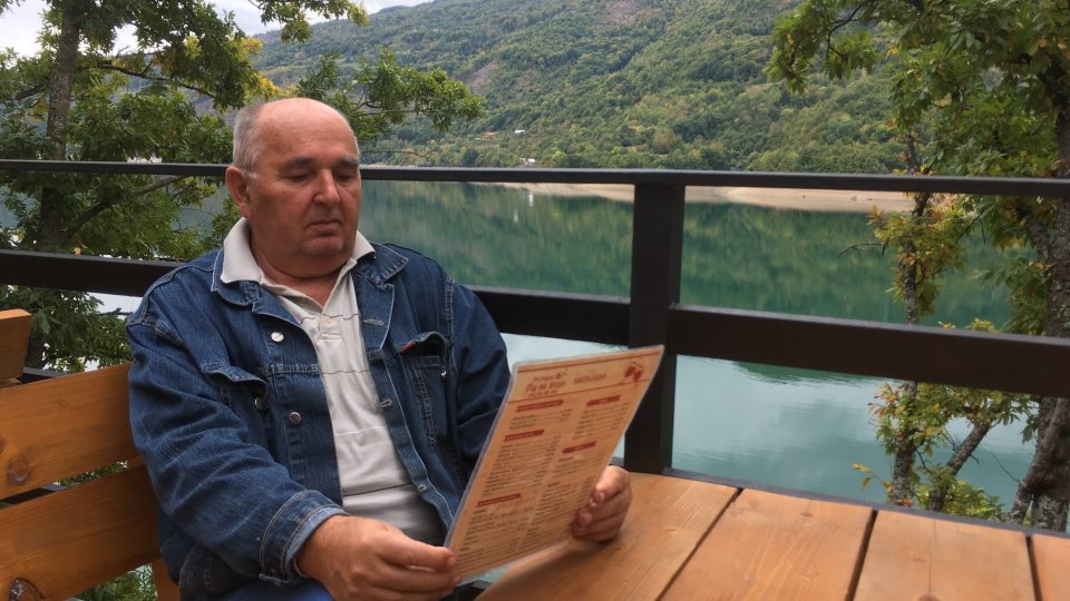 Božo Cvejić musel v roce 1999 opustit veškerý svůj majetek v jižní části Kosova. Dnes je majitelem restaurace