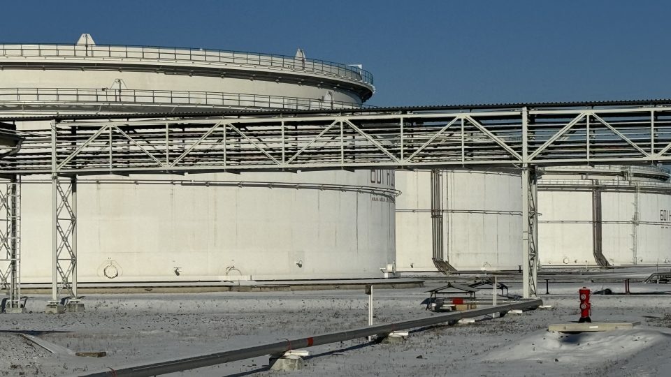 Plná kapacita Centrálního ropného tankoviště v Nelahozevsi by tuzemským rafineriím vydržela na dva až tři měsíce