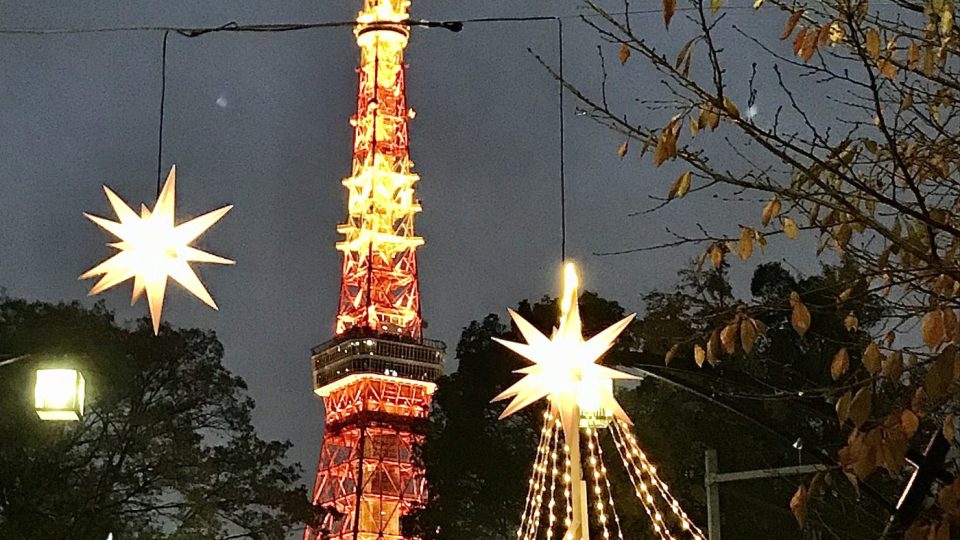 Nad trhem se tyčí mrakodrapy a vysoká tokijská věž září na všechny strany