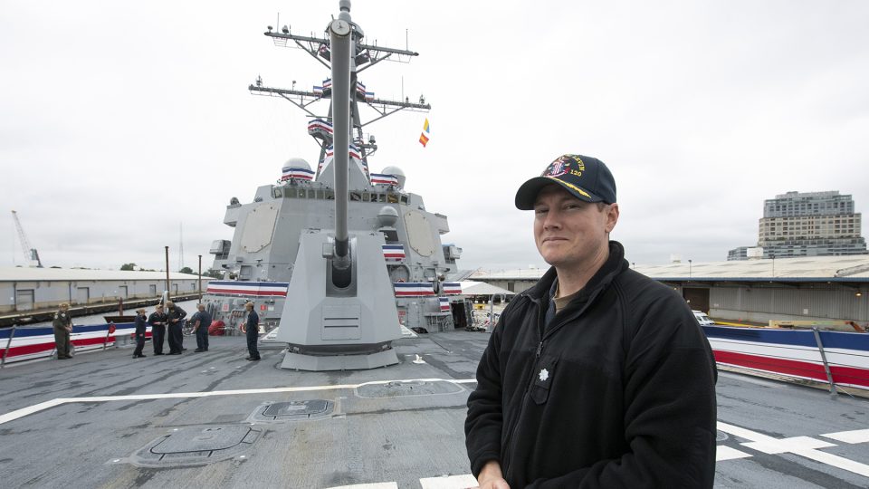Kelly Craft je jedním ze dvou hrdých hlavních velitelů na palubě lodi USS Carl M. Levin
