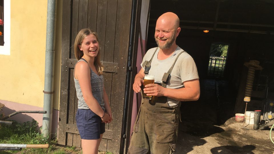 Kateřina se učí farmaření od svého otce