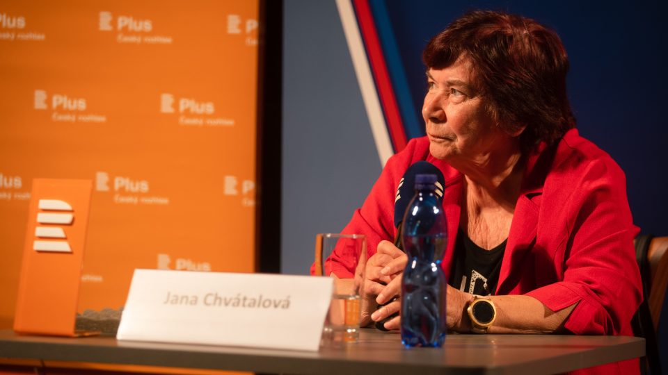 Jana Chvátalová, kandidátka do zastupitelstva v Krásné Lípě za KSČM, během předvolební debaty na Radiožurnálu a Plusu