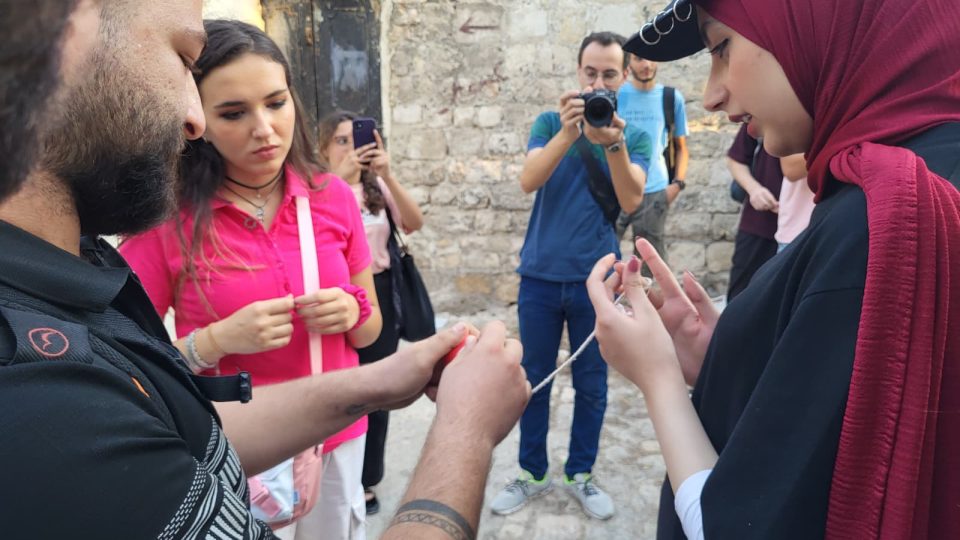 Mladí obyvatelé Aleppa se seznamují s tradicemi, které nikdy nezažili. Třeba jak hrát dětskou hru „túš“