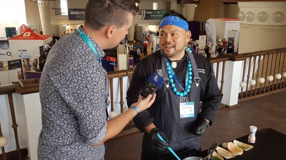 Reportér Radiožurnálu Vojtěch Koval během rozhovoru s havajským kuchařem Kaimanem Chee