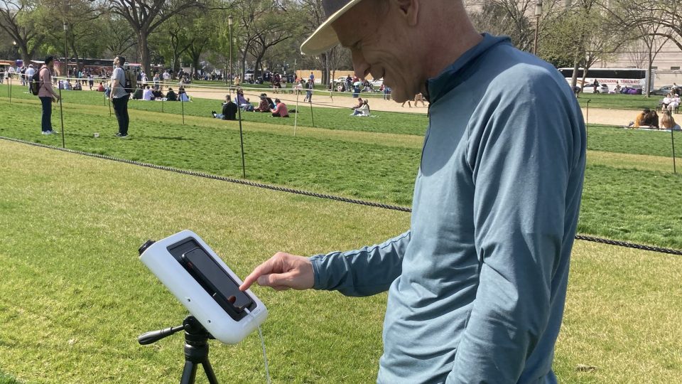 Amatérský fotograf Greg Nelson si do parku přinesl speciální elektronický teleskop přibližující obraz na obloze a co pět minut jej zaznamenával na svůj chytrý telefon
