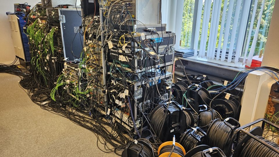 Kilometry kabelů, i to patří k zákulisí voleb do Evropského parlamentu