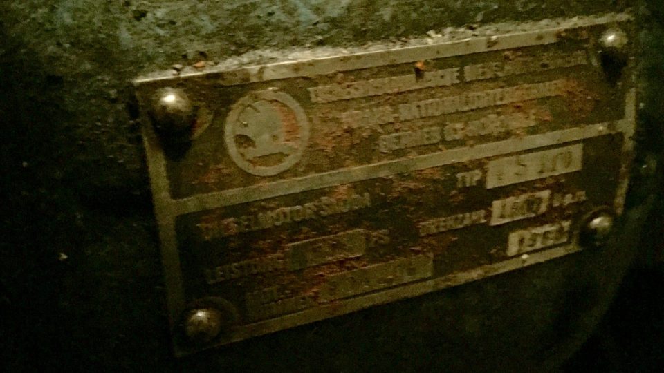 Cedulka na generátoru dosvědčuje, že generátor, který měl zásobovat elektřinou celý bunkr v případě výpadku sítě, do Gjirokastry dodalo Československo