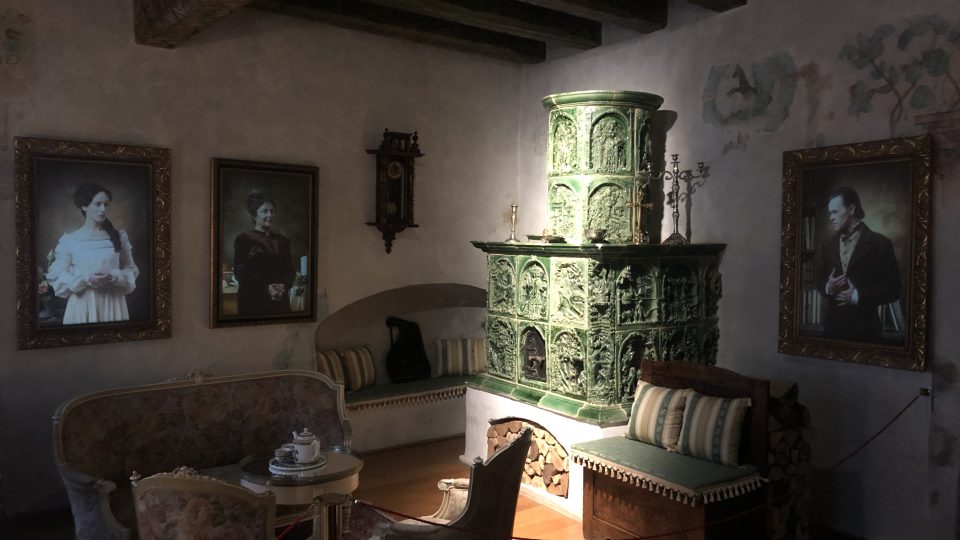 Scénka s dohadujícími se olejomalbami v dobově zařízeném obývacím pokoji připomíná mluvící obrazy z Harryho Pottera