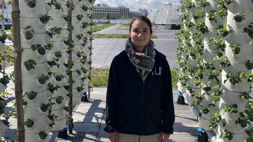 Phénicia Oheix se stará o chod farmy na střeše pařížského výstaviště