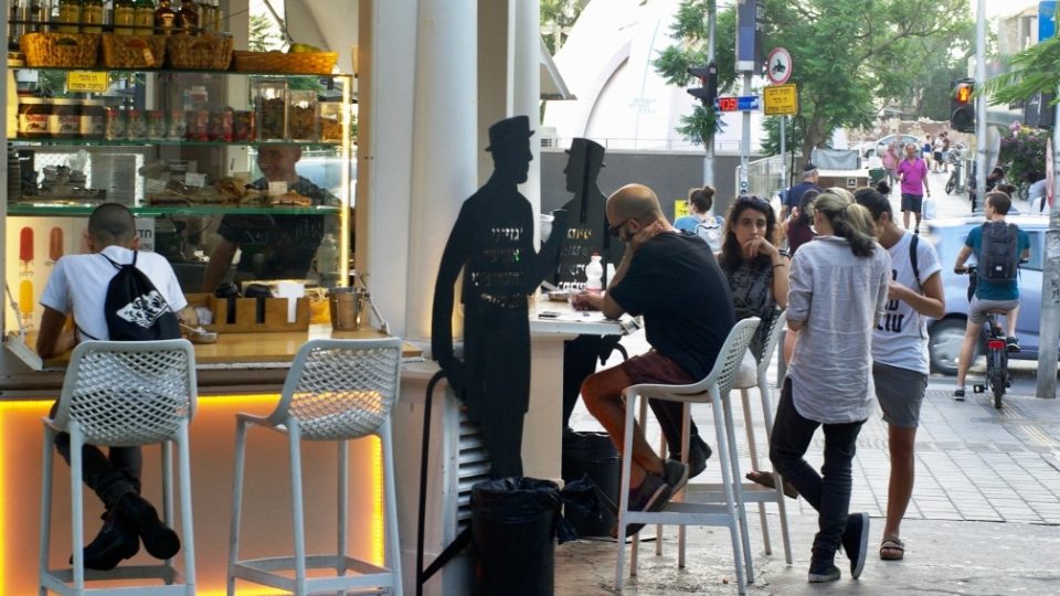 Pouliční kiosky jsou v Tel Avivu oblíbeným místem setkávání