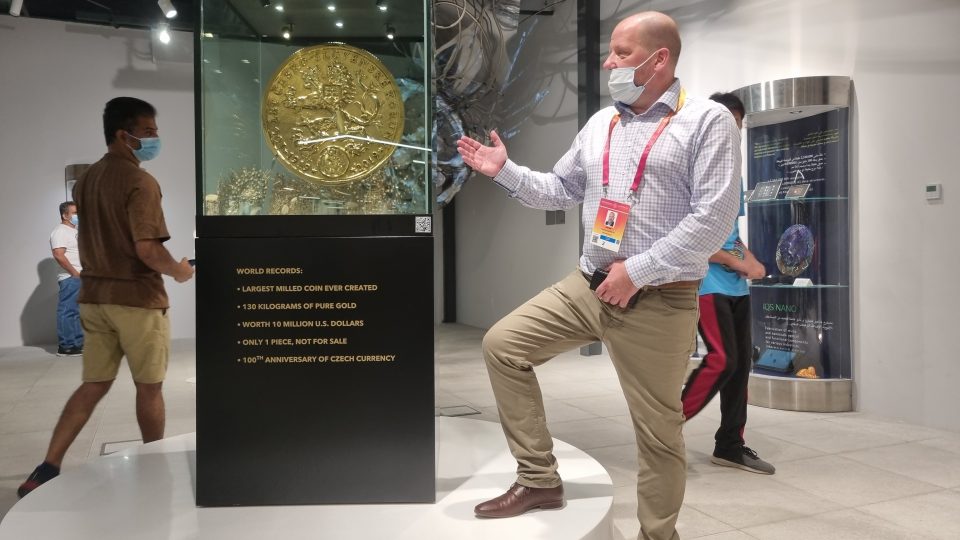 Česká národní banka nás oslovila, abychom vyrobili něco unikátního. Tak jsme vytvořili největší minci na světě, ukazuje Aleš Brix, obchodní ředitel České mincovny