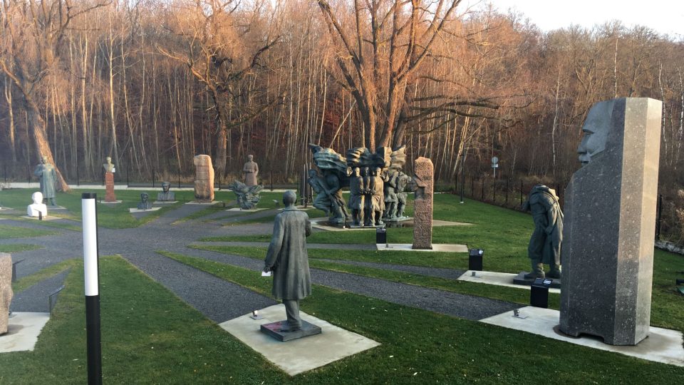 V zahradě paláce Maarjamäe v estonském Tallinnu najdete víc než dvě desítky soch