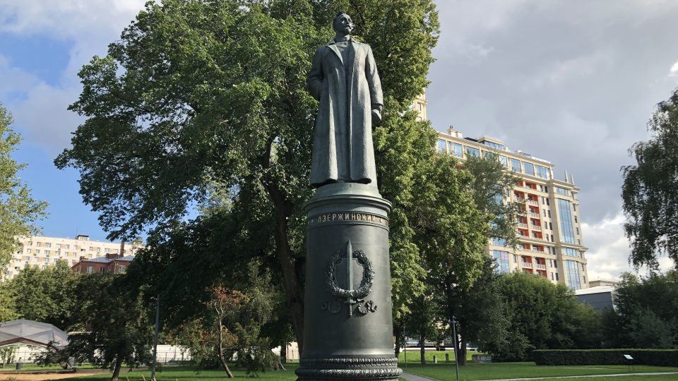 Autorem sochy Felixe Dzeržinského je proslulý sovětský sochař Jevgenij Vučetič. K jeho dalším známým dílům patří například monumentální sousoší Matka Vlast volá ve Volgogradu