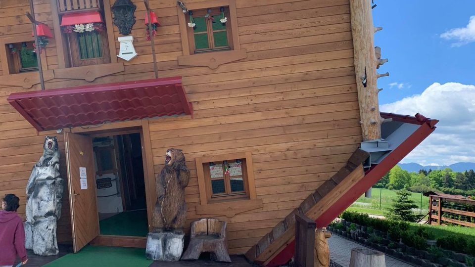 Tento dům vzhůru nohama slouží jako symbol lidské hlouposti a právní nestability města Liptovský Mikuláš a Slovenské republiky, proklamuje jeho majitel